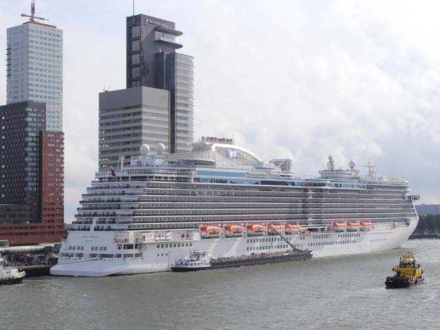 ruiseschip ms Royal Princess van Princess Cruises aan de Cruise Terminal Rotterdam